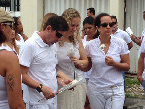 Marido e familiares de Andrea Borges participaram da caminhada (Foto: Rafaela Ribeiro / G1)