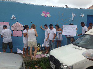 Durante a caminhada, moradores deixaram flores e mensagens de paz no local onde estava o carro da professora (Foto: Rafaela Ribeiro / G1)