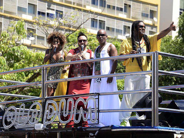 Cantores do Olodum cumprimentam foliões nesta terça-feira de carnaval (Foto: Sérgio Pedreira/Ag. Haack)