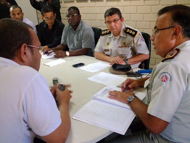Comando grevista da PM baiana apresenta propostas para o coronel Alfredo Castro (Foto: Henrique Mendes/G1) Comando grevista da PM baiana apresenta propostas para o coronel Alfredo Castro (Foto: Henrique Mendes/G1)