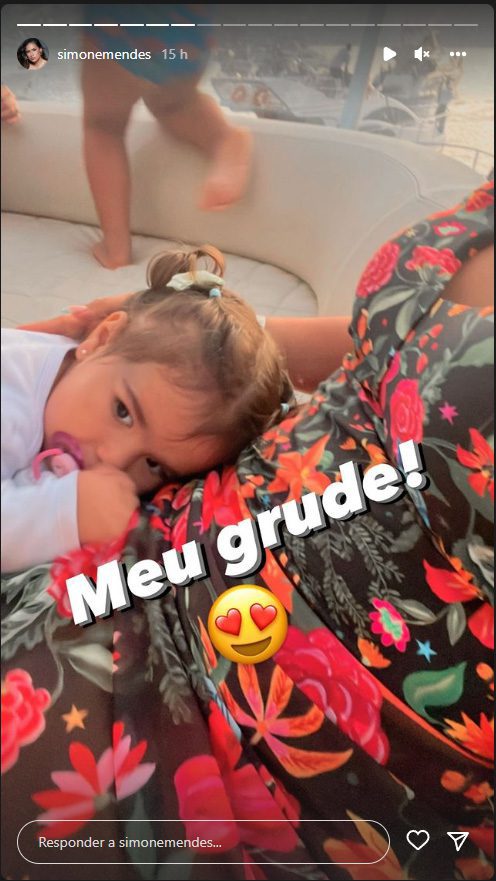 Foto de Simone Mendes junto com a filha, Zaya, em um iate