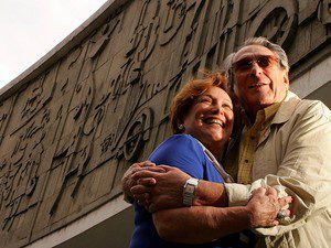 Paulo Goulart e Nicete Bruno posam para foto em frente ao Teatro Guaíra, em Curitiba, em 2008 (Foto: VALÉRIA GONÇALVEZ/AGÊNCIA ESTADO)