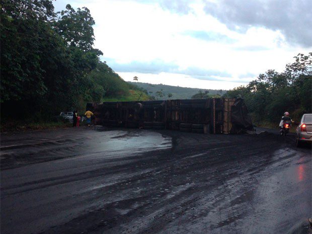 Carreta tombou em trecho da BR-101, na cidade de Cachoeira (Foto: Patricia Casais/Arquivo Pessoal)