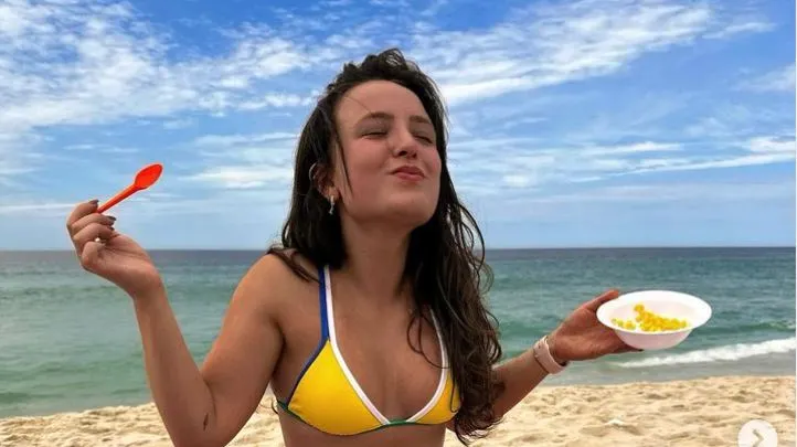 Larissa Manoela mostra seu “aquecimento” ousado pra Copa do Mundo na praia: “Tá fervendo!”