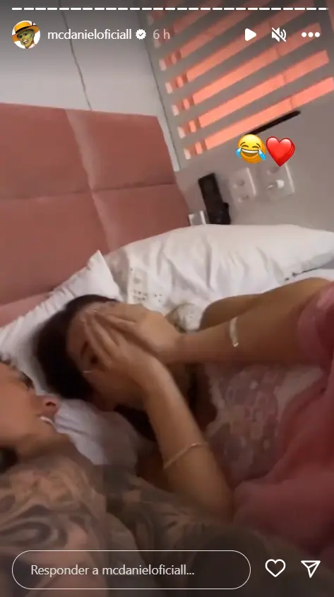 É o amor! Só de camisola, Mel Maia surge com o namorado na cama em clique íntimo