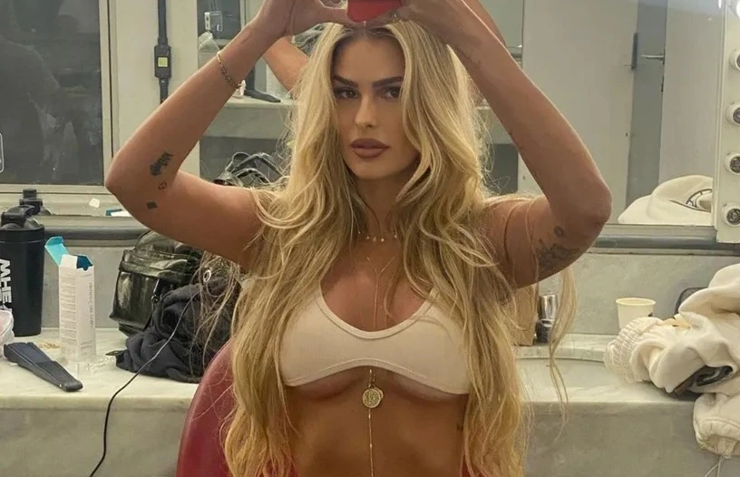 Yasmin Brunet provoca fãs ao empinar bumbum e puxar calcinha do biquíni: "Gostosa"