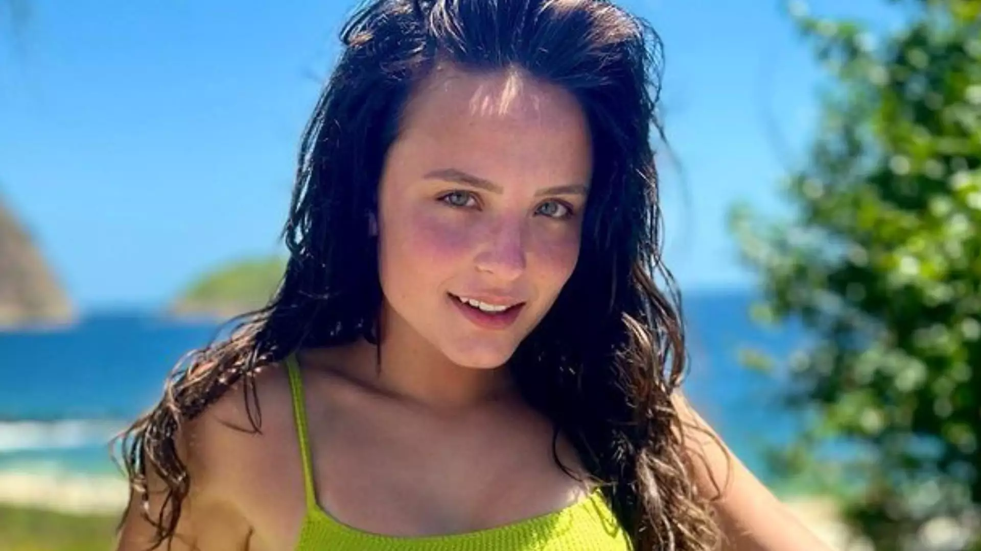 Em passeio de barco, Larissa Manoela ostenta seu bumbum volumoso e posa com cabelos ao vento