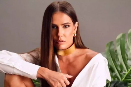 Deitada na areia da praia, Deborah Secco filma corpão sarado e faz fio-dental sumir no meio do volume ousado