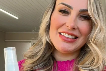 No quarto, Andressa Urach celebra 3 milhões de seguidores filmando parte dos seios bronzeados