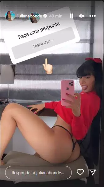 Juliana Caetano mostra que não existe calcinha que entra em seu bumbum GG com foto no banheiro