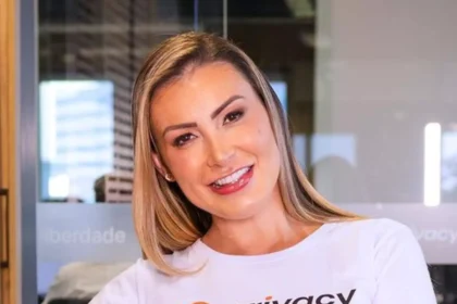 Passou dos limites! Andressa Urach grava vídeo alisando os seios bronzeados