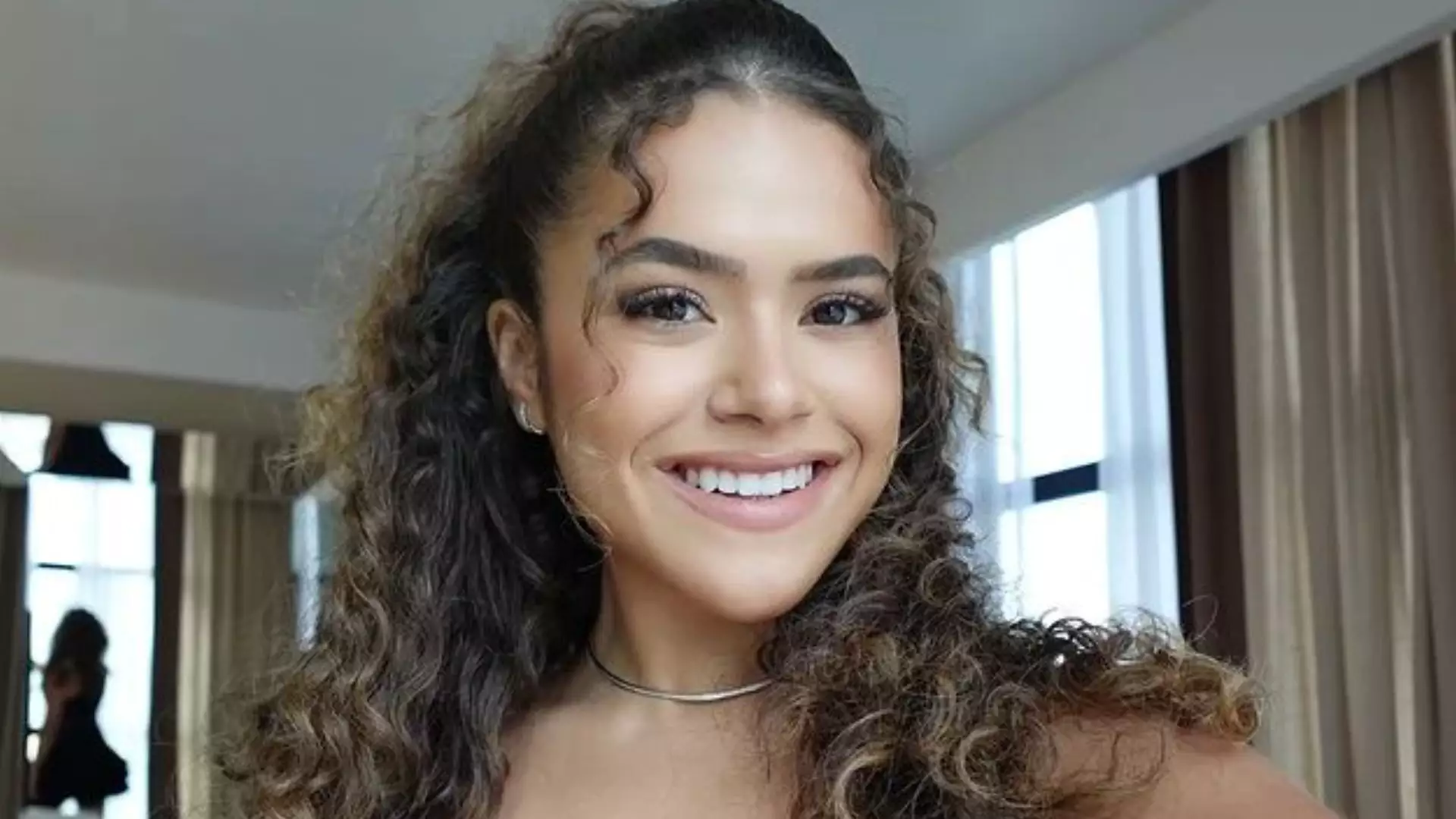 Maisa Silva coloca calça transparente e rebola no TikTok com calcinha aparecendo por baixo