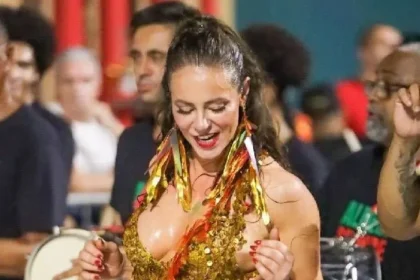 Paolla Oliveira ensaia para o Carnaval com look metálico super ousado