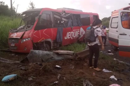 Bahia | Acidente com micro-ônibus na BR-324 deixa 11 feridos em Candeias