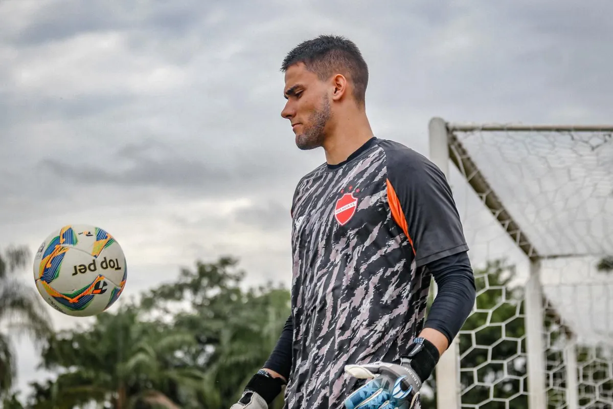 Goleiro emprestado pelo Bahia ao Vila Nova sofre convulsão durante treino