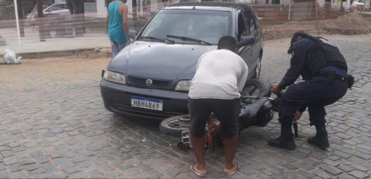 Colisão na Praça Santa Rita em Amargosa: Moto é lançada debaixo do carro em acidente