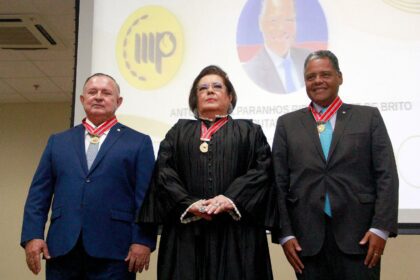Adolfo Menezes recebe Medalha do Mérito do Ministério Público da Bahia