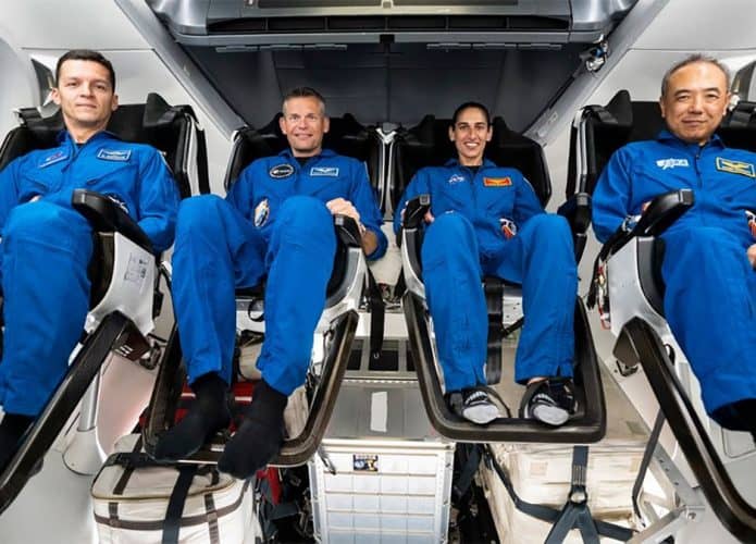 Astronautas iniciam volta para casa após seis meses no espaço