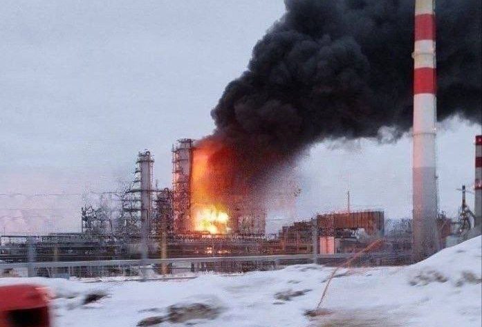 Refinaria Norsi, da Lukoil, foi atingida na região de Nizhny Novgorod. A refinaria Norsi abastece os mercados interno e externo. 12/03/2024 -