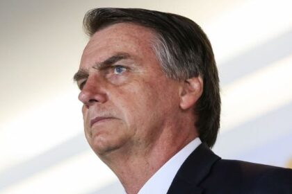 Bolsonaro cobra na Justiça que Lula se retrate sobre móveis