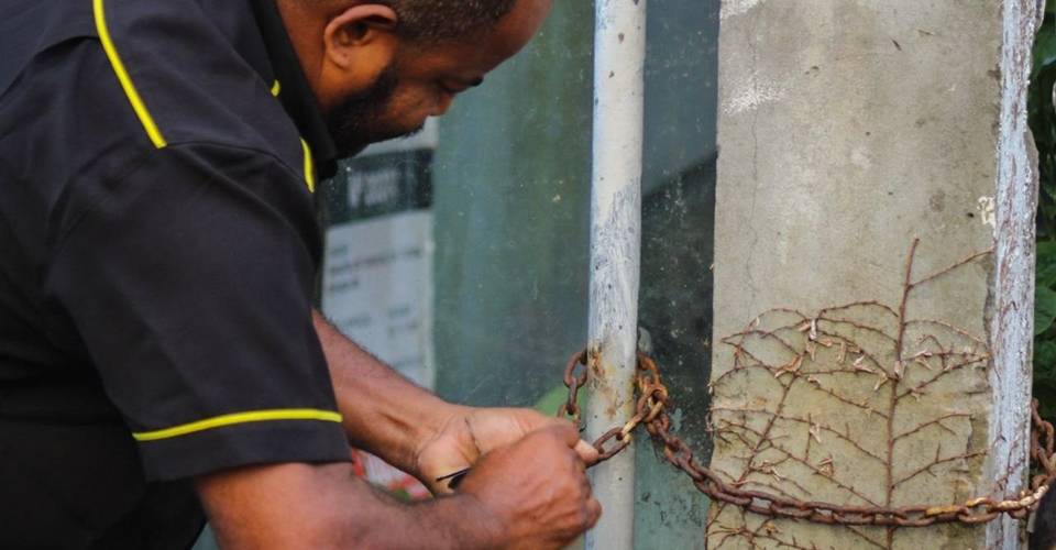 Salvador combate a dengue com inspeção de imóveis abandonados ao Aedes.