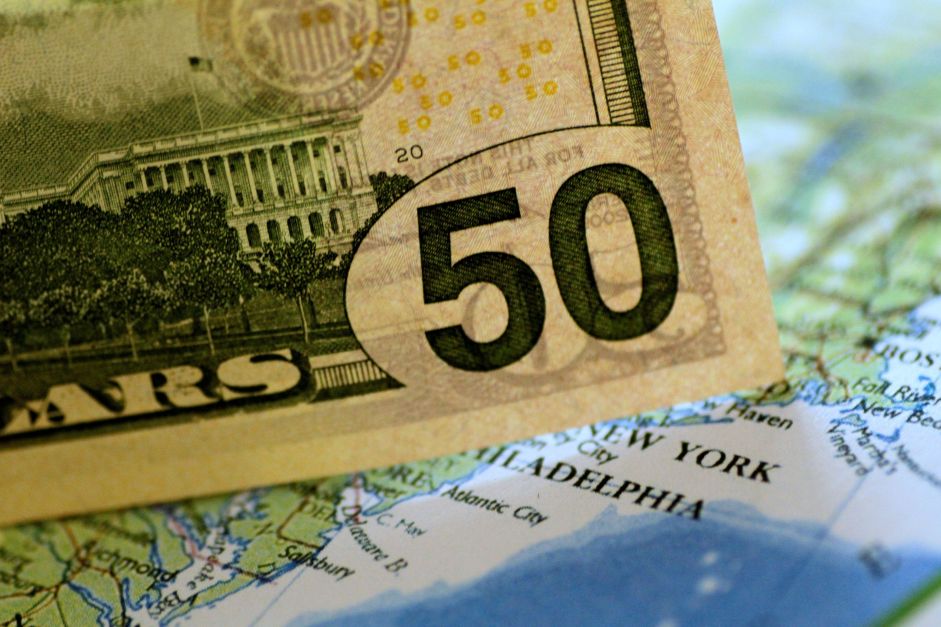 Dólar cai ainda repercutindo inflação dos EUA e digerindo PIB do Brasil