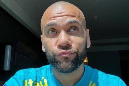 Esposa de Daniel Alves retorna às redes sociais após breve ausência online