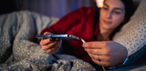 Por que a Apple pede para não dormir perto do celular durante carregamento