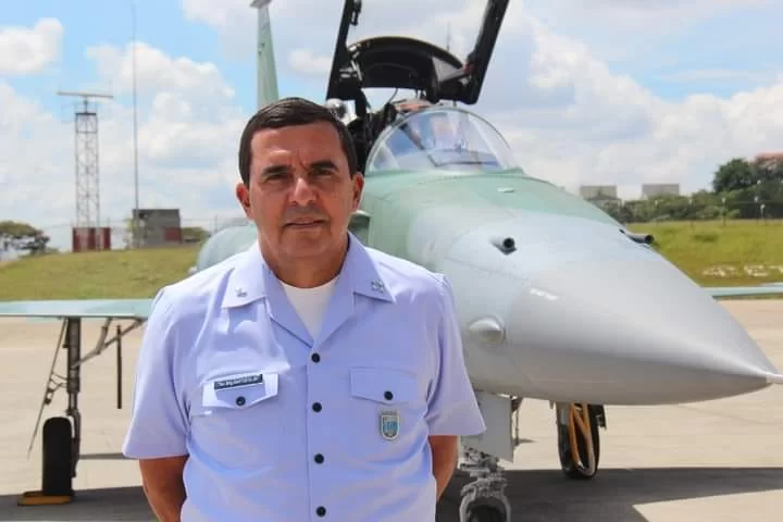 Ex-comandante do Exército ameaçou prender Bolsonaro, diz ex-FAB