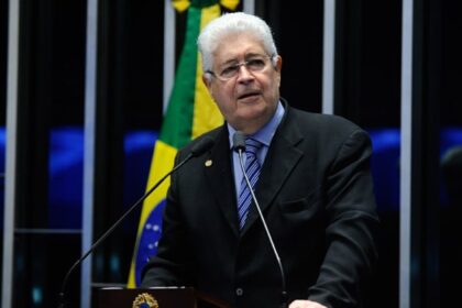 Ex-senador Roberto Requião (PR) pede desfiliação do PT com críticas ao partido