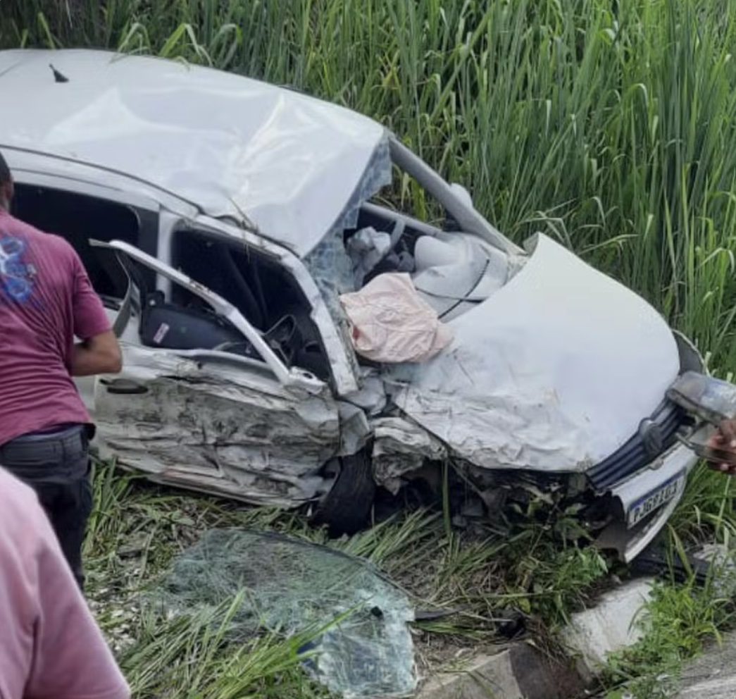 Idoso morre e cinco pessoas ficam feridas após dois carros baterem de frente em rodovia na BA