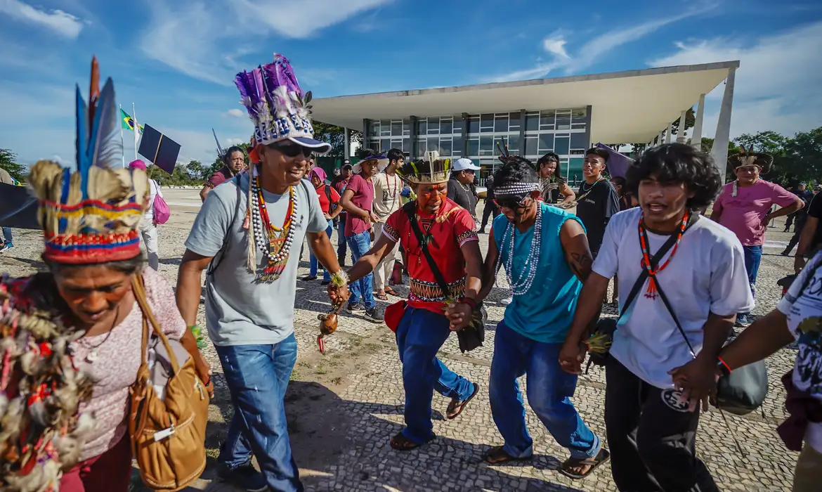 Indígenas fazem ato contra Marco Temporal em frente ao STF