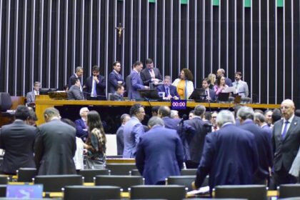 Deputados aprovam isenção do imposto de renda para quem ganha até dois SMs