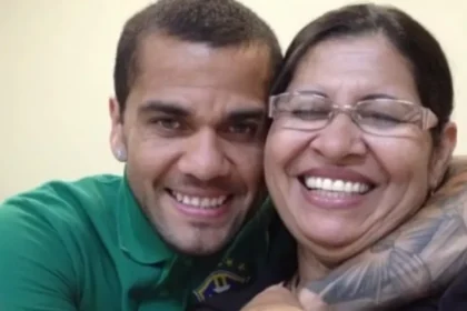 Mãe e irmão de Daniel Alves comemoram decisão da Justiça da Espanha