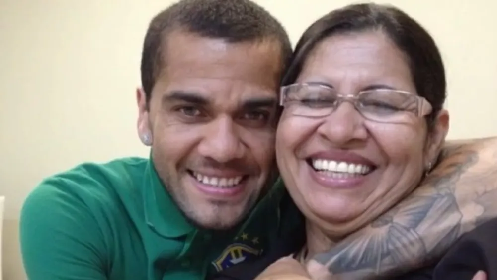 Mãe e irmão de Daniel Alves comemoram decisão da Justiça da Espanha