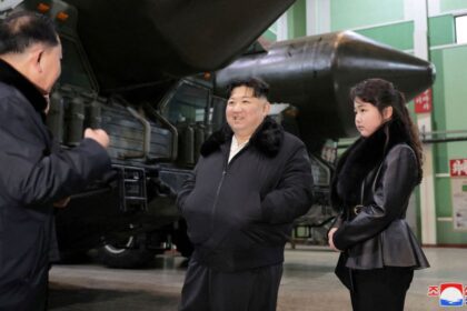 Kim Jong-Un, líder norte-coreano, ordena maiores preparativos de guerra, diz KCNA