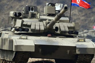 Kim Jong-un pilota tanque de guerra durante simulação de batalha com Seul