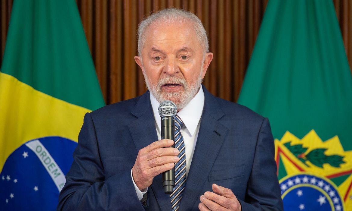 "Dinheiro não compra dignidade", diz Lula sobre fiança de Daniel Alves para obter liberdade provisória