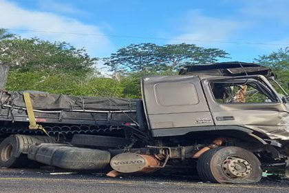 Motorista de ônibus morre após batida com caminhão em rodovia do sudoeste da Bahia
