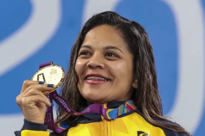 Multimedalhista paralímpica, nadadora Joana Neves morre aos 37 anos