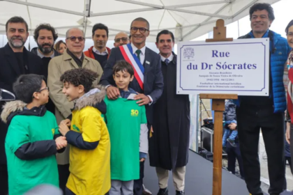 Prefeito de cidade francesa inaugura rua em homenagem a Sócrates e faz críticas a Neymar