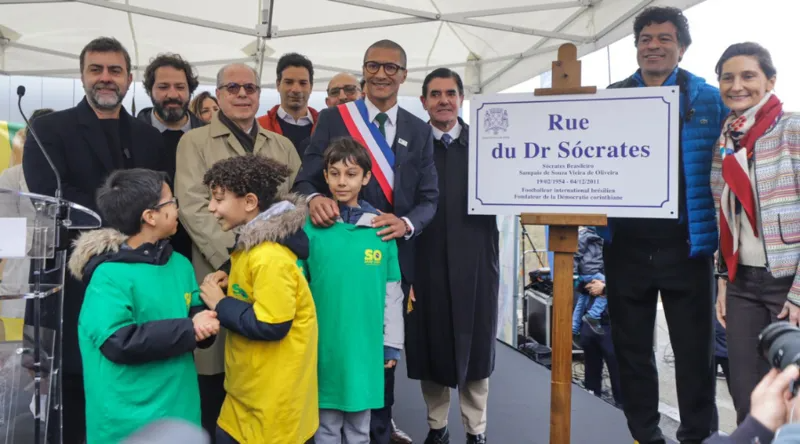 Prefeito de cidade francesa inaugura rua em homenagem a Sócrates e faz críticas a Neymar