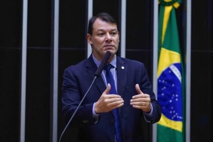 Roberto Duarte discursa na tribuna do Plenário