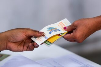 Tickets da Santa Cesta estão sendo entregues a moradores da Sede e Distritos