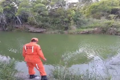 Criança morre afogada após mergulhar em lagoa com o pai em Eunápolis