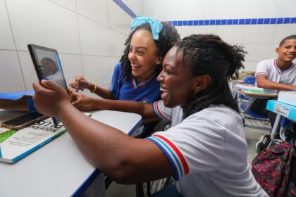 Estudantes do 2º ano do Ensino Médio recebem 148 mil tablets na rede estadual.