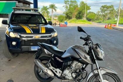 PRF encontra moto roubada escondida em bagageiro de ônibus