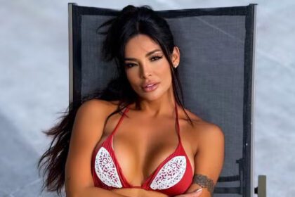 Carol Nakamura escolhe beachwear bordado para renovar o bronze