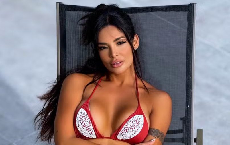 Carol Nakamura escolhe beachwear bordado para renovar o bronze