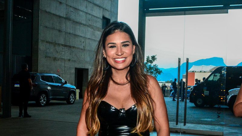 Simone Mendes impressiona com silhueta fininha em look de couro